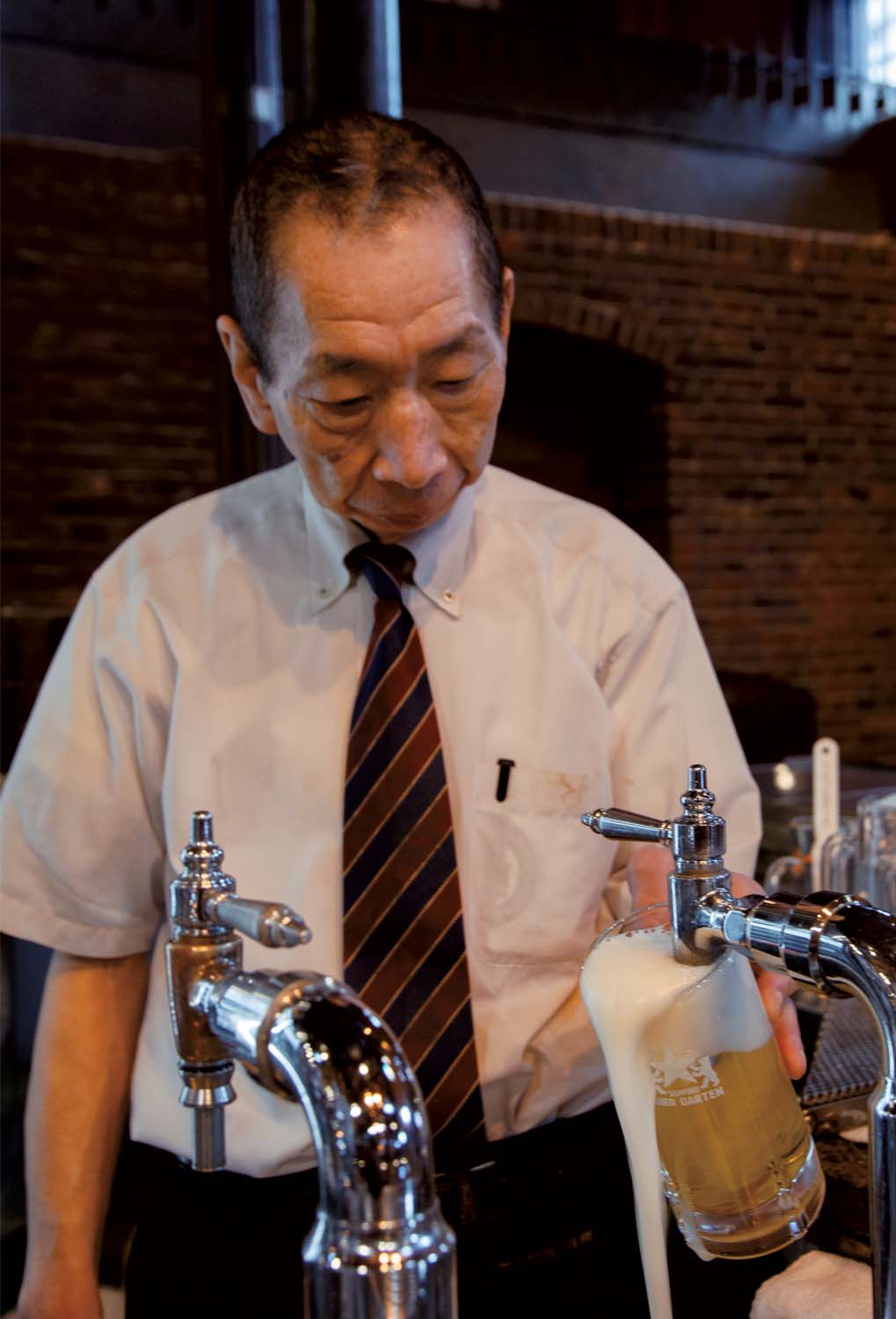 ビールを注ぐ写真