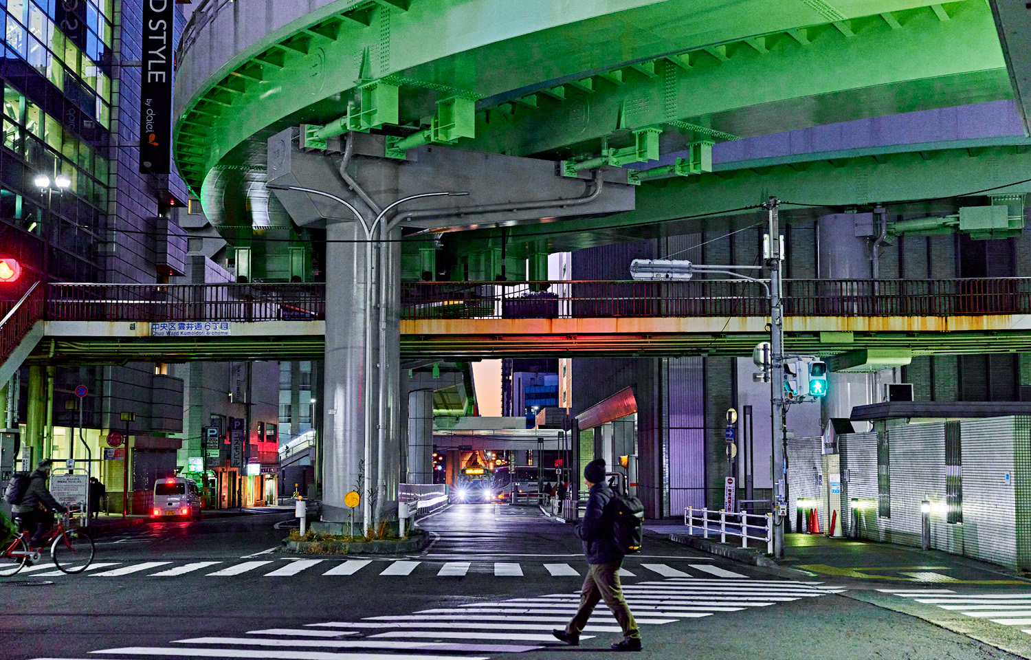 夜明け前の三宮駅周辺。