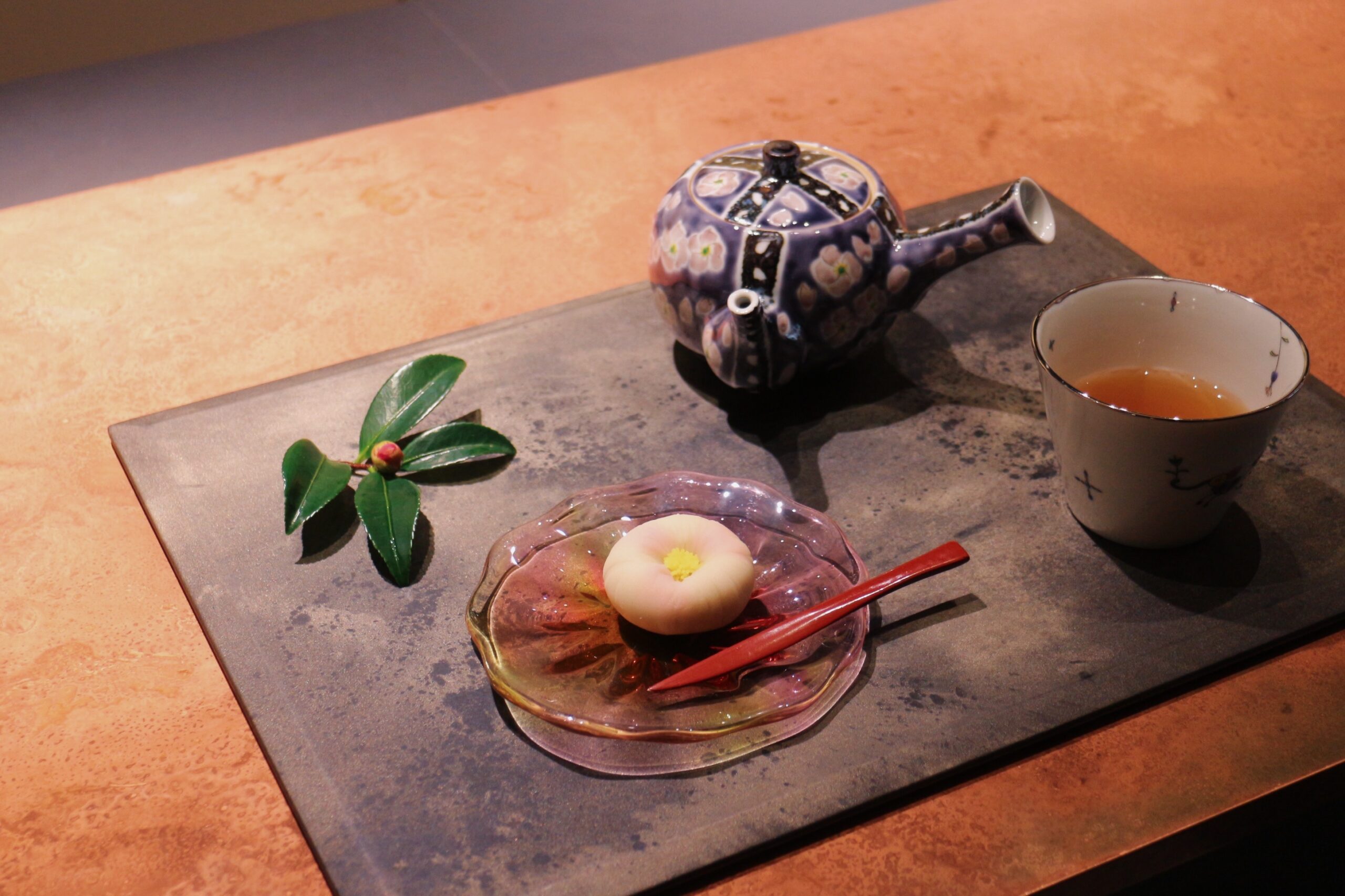金沢「一笑」 お盆にのった和菓子と急須と焙じ茶