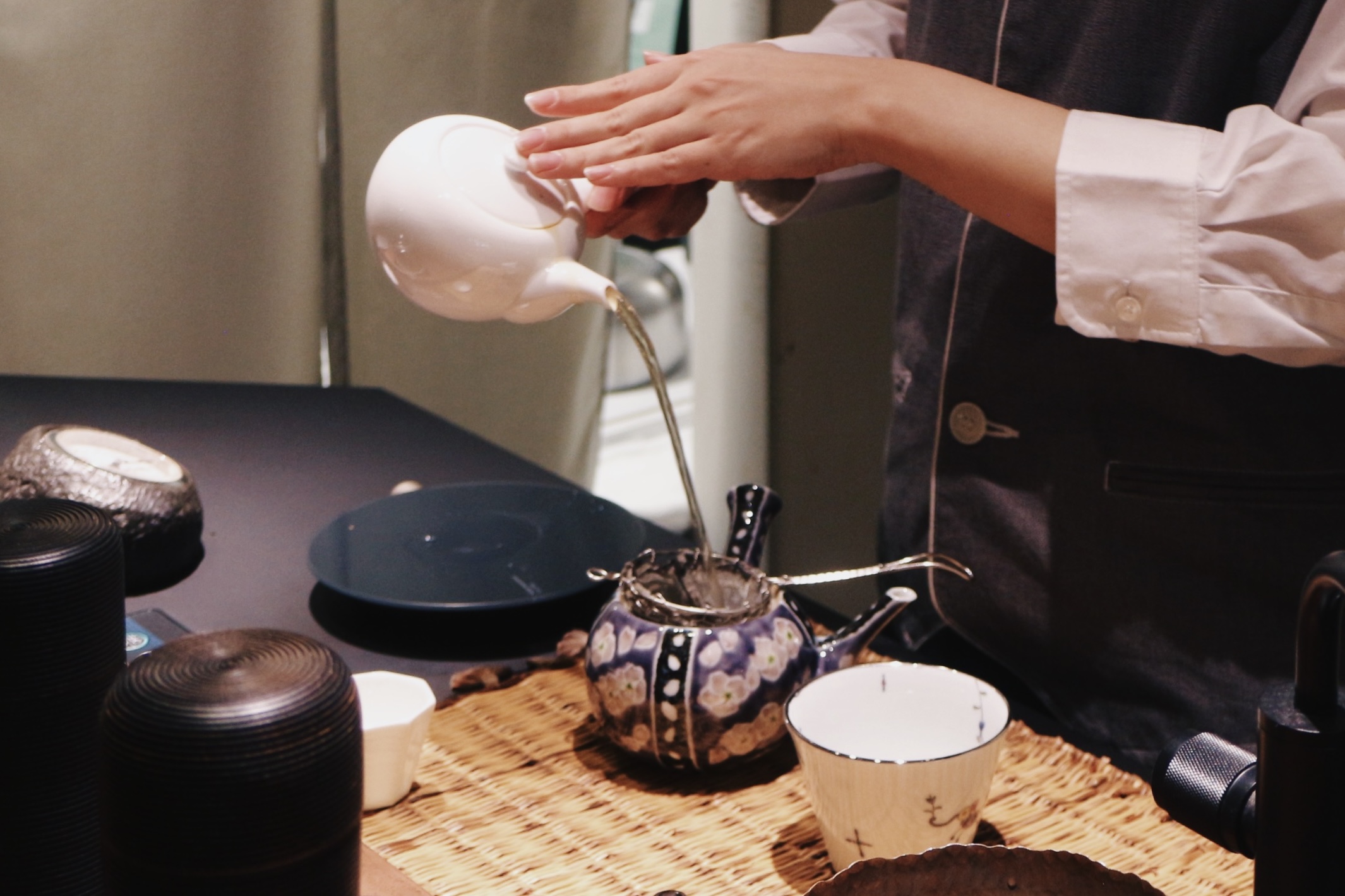 金沢「一笑」 急須でお茶を淹れる様子