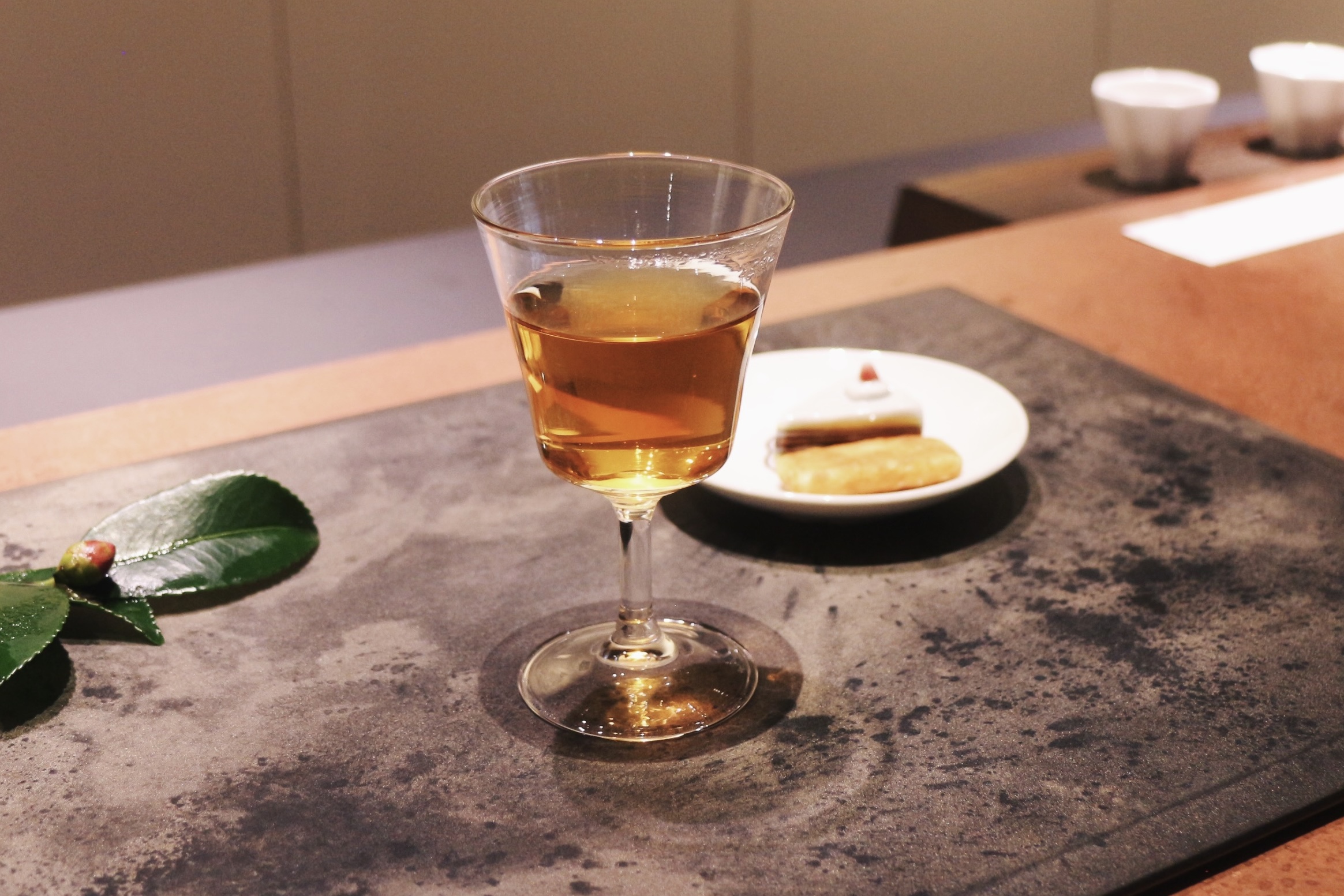 金沢「一笑」 お盆にのった焙じ茶とお菓子