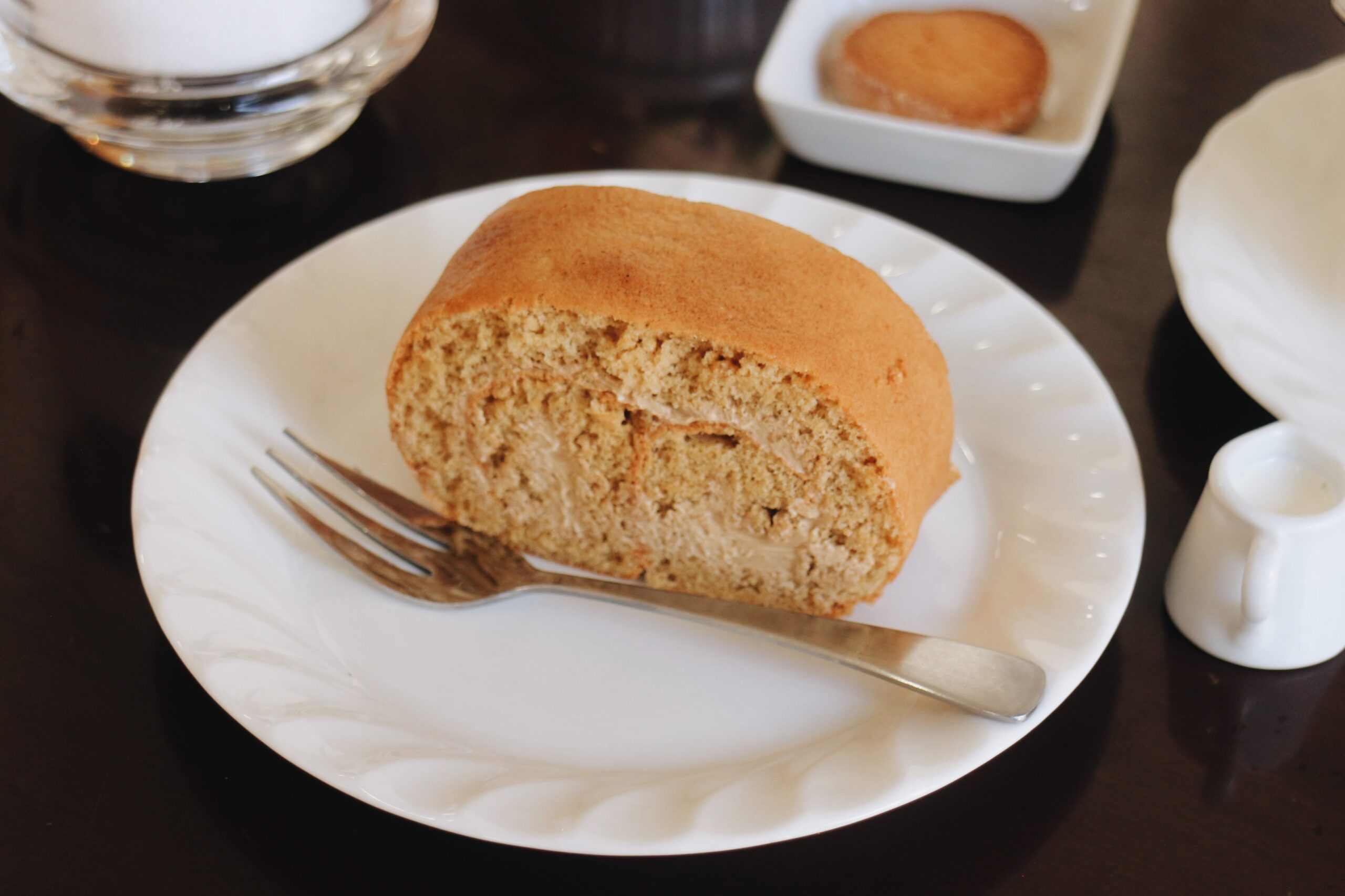 器にのったモカロールケーキ