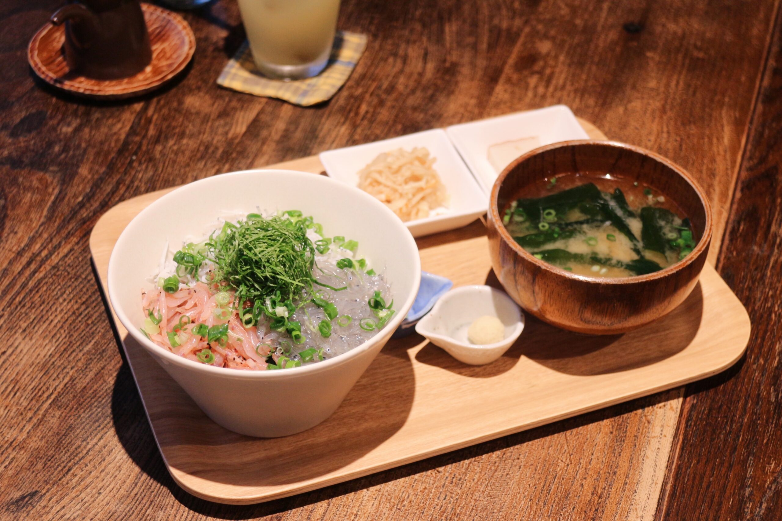 器に盛られた三種類の海鮮丼