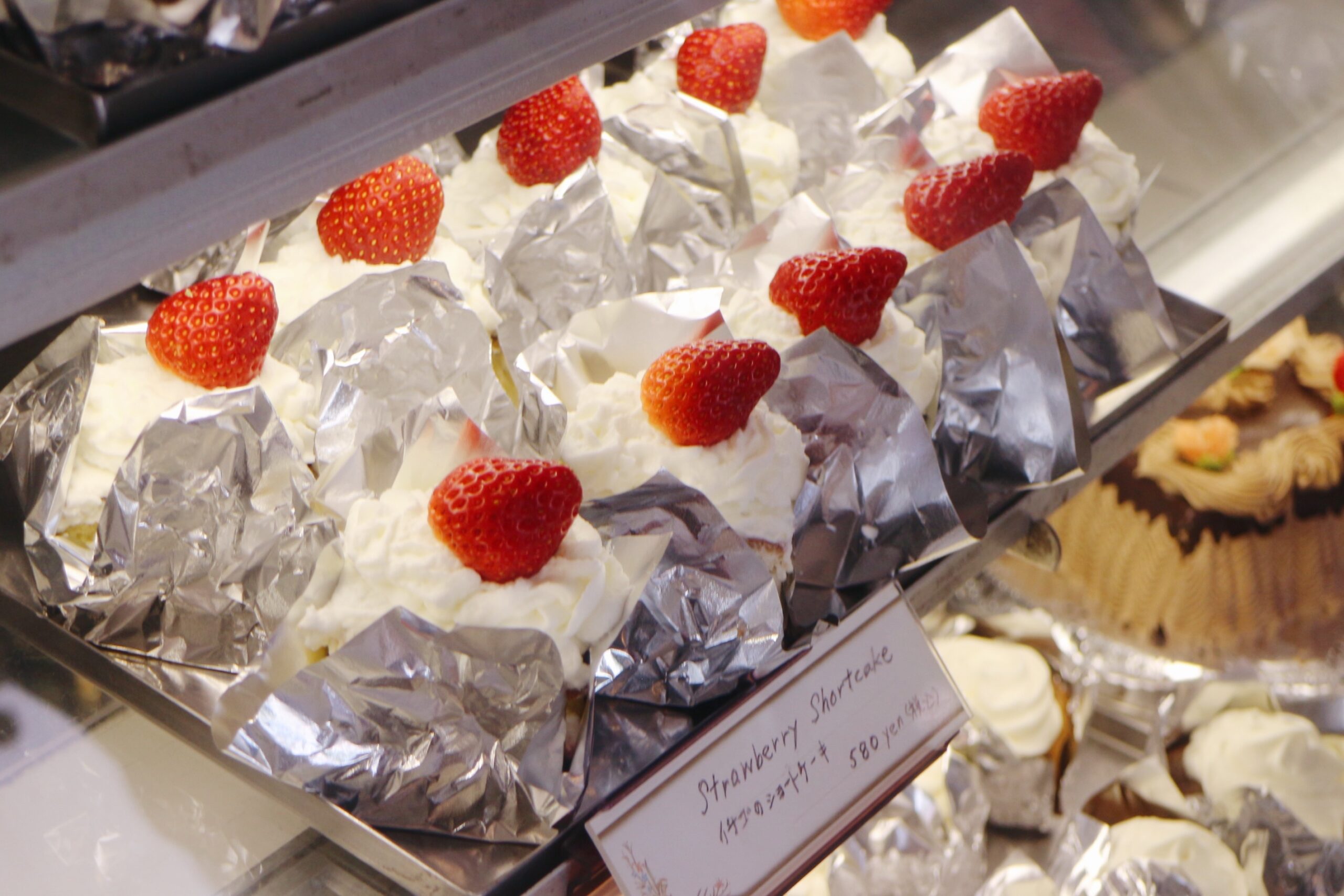 ショーケースに並ぶいちごのショートケーキ