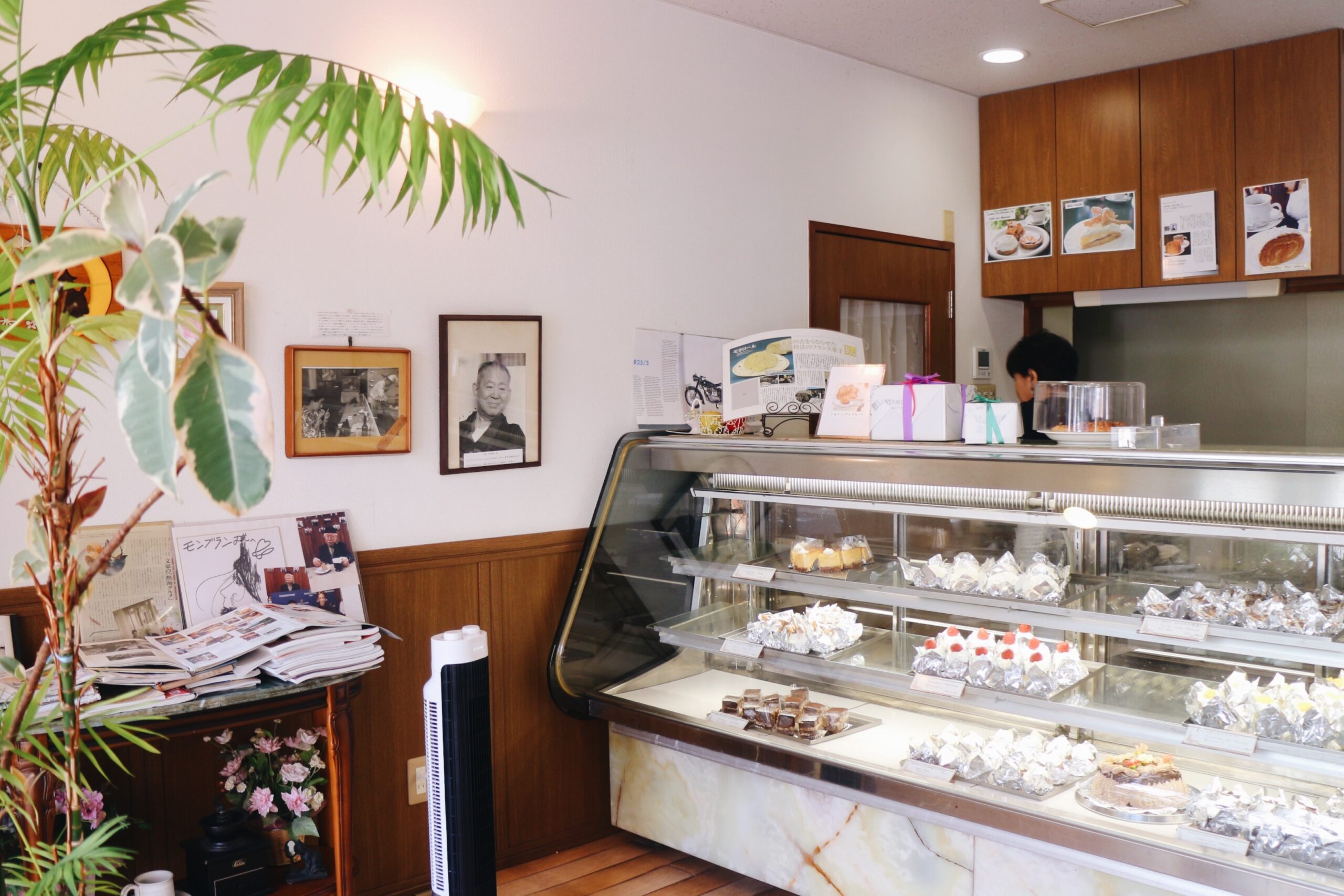 「モンブラン」の店内とケーキが並ぶショーケース