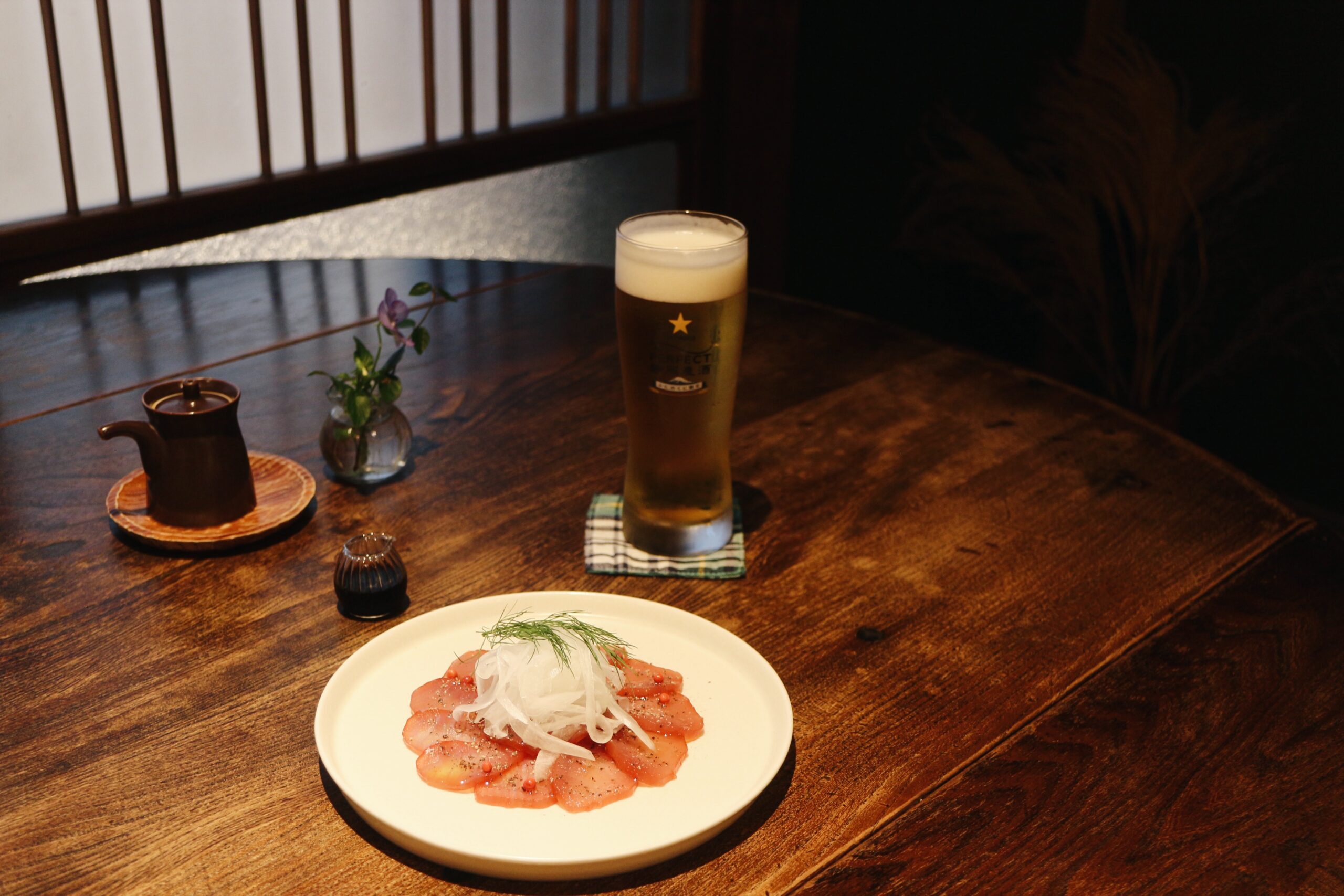 生ビールとマグロの生ハム