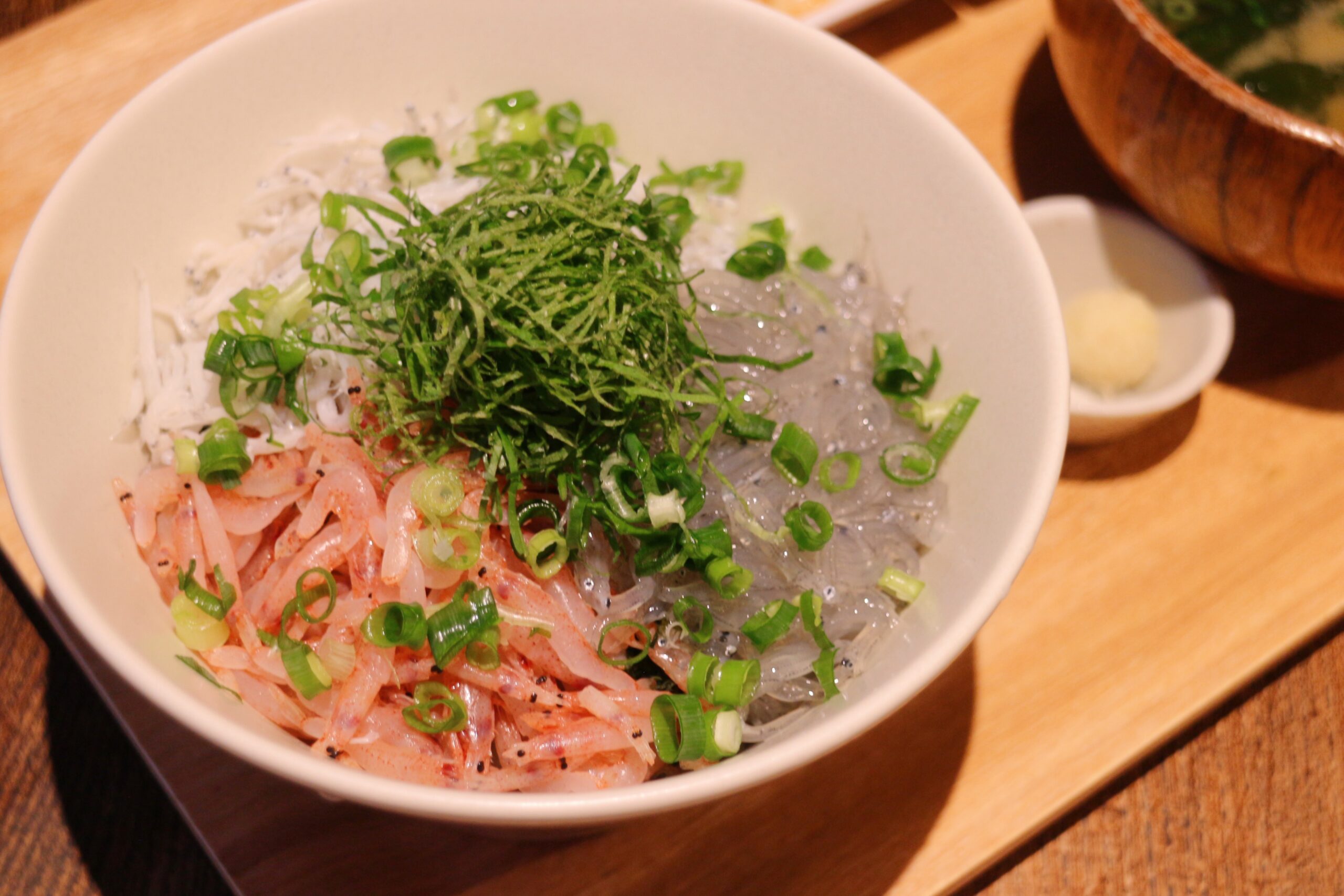 ゆでしらす、生しらす、生桜海老が盛られた丼