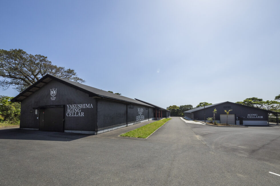 鹿児島県屋久島東部 安房 本坊酒造・屋久島伝承蔵。ウイスキーの熟成・貯蔵庫「マルス屋久島エージングセラー」
